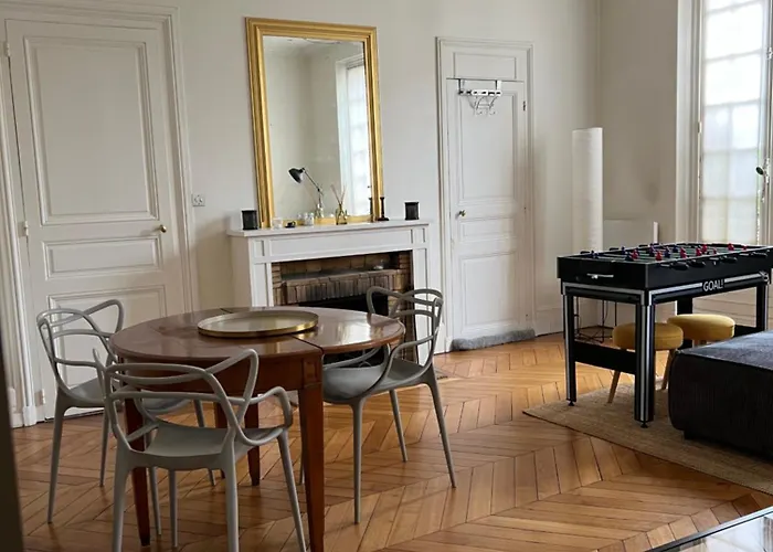 Grand Studio Lumineux En Plein Coeur De Versailles
